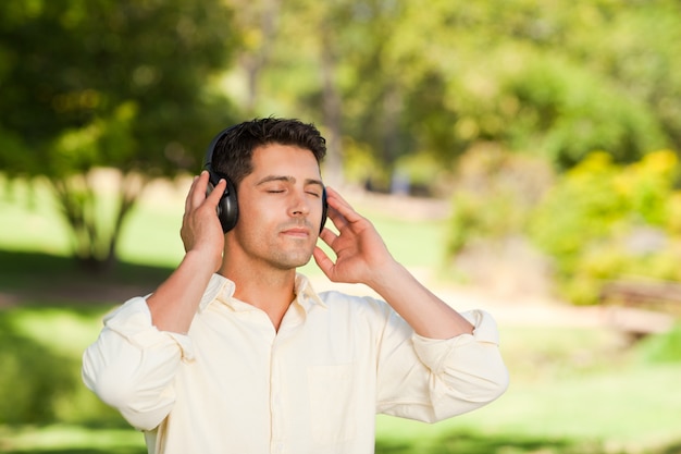 公園で音楽を聴いている男