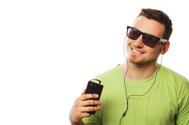 Musica d'ascolto dell'uomo e usando smartphone