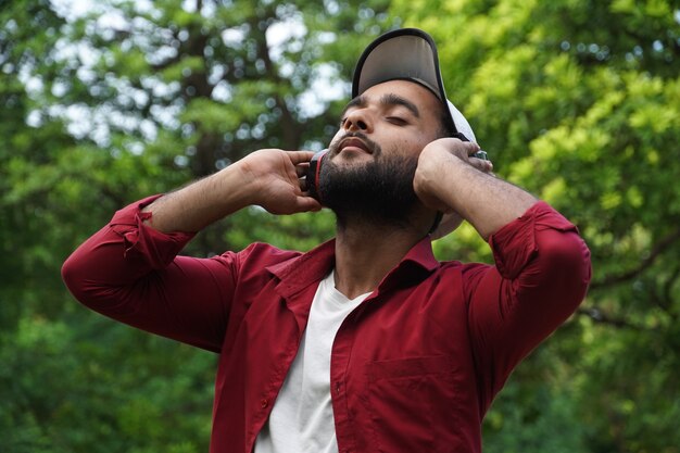 Uomo che ascolta podcast usando le cuffie