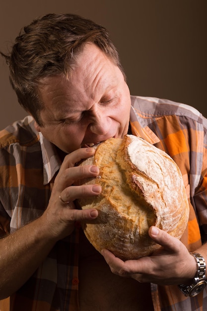 Мужчина и буханка хлеба. человеческие эмоции