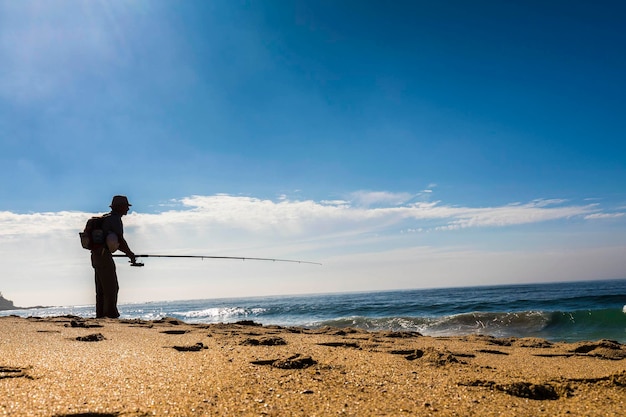 写真 空に逆らって海を見ている男