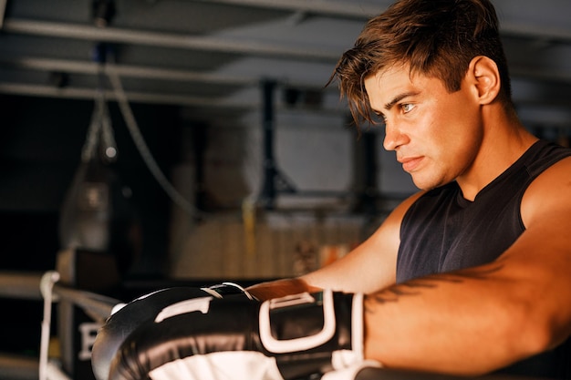 Photo man looking away in boxing ring