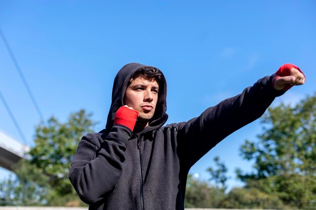 写真 青い空の向こうに立つ間に目をそらしている男