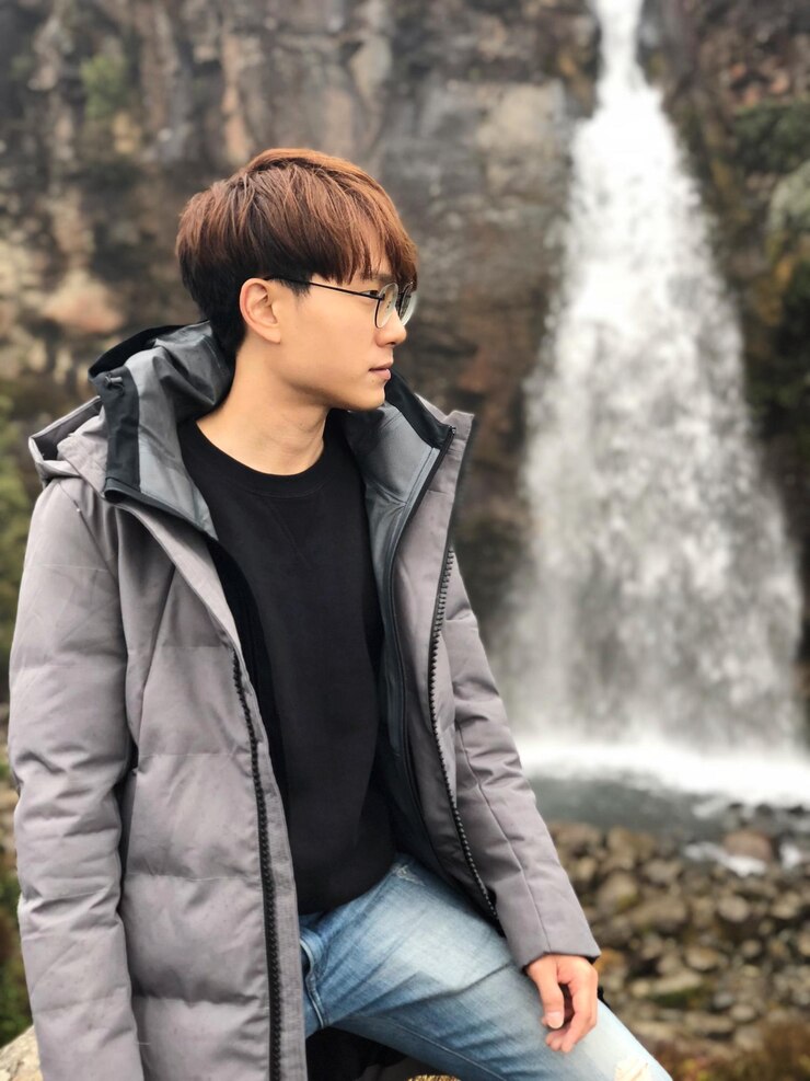 Photo 森の ⁇ に立ち向かって目をそらしている男