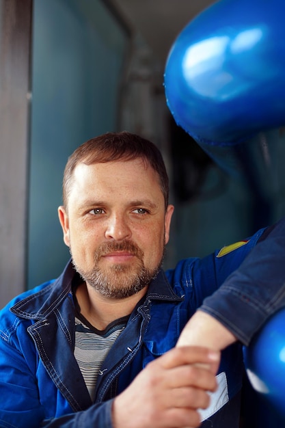 Photo man looking away while standing in factory