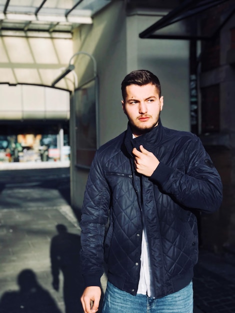 Photo man looking away while standing on road