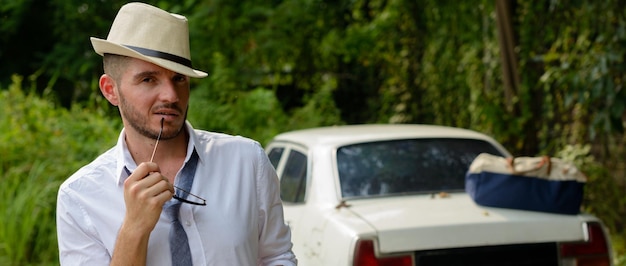 Foto uomo che distoglie lo sguardo mentre indossa il cappello