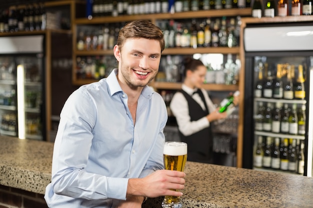 ビールを押しながらカメラ目線の男