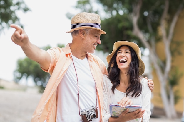 Photo man looking at cheerful woman while pointing away