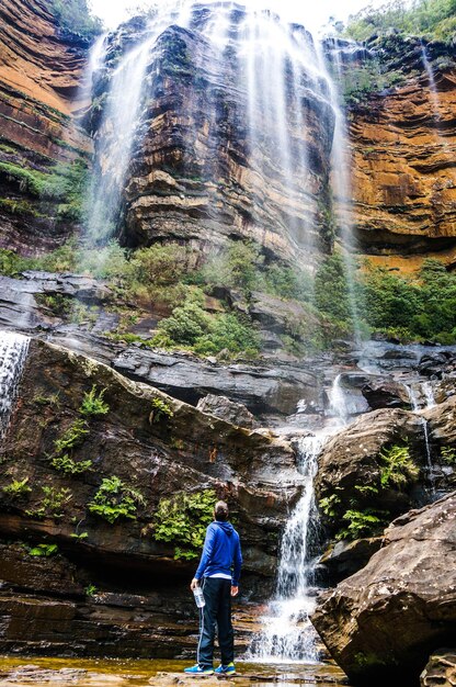 Foto l'uomo che guarda katoomba cade contro il cielo