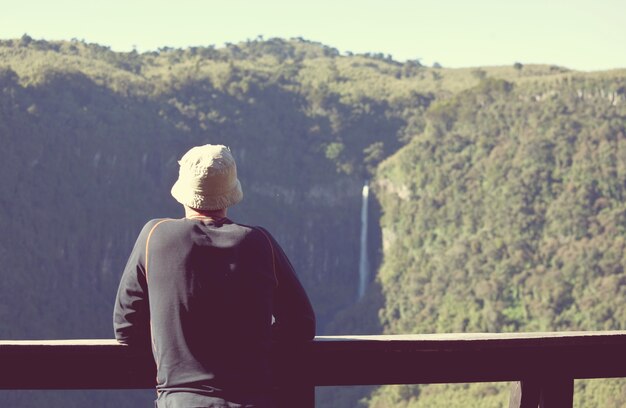 Foto uomo che cerca una cascata di montagna nel parco nazionale di aberdares, kenya