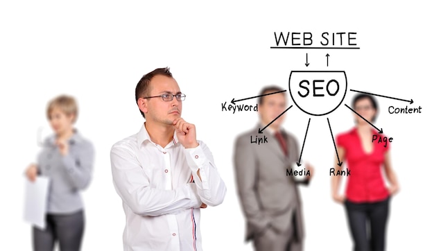 Мужчина смотрит на SEO-схему