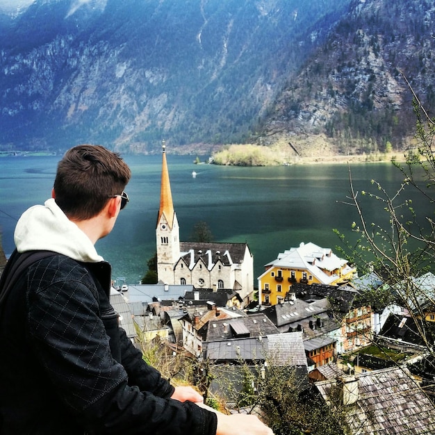 Foto uomo che guarda verso il salzkammergut