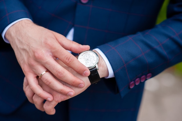 Un uomo guarda l'orologio