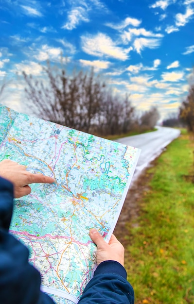 Photo a man looks at a map on the road selective focus