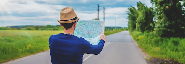 男が道路上の地図を見る