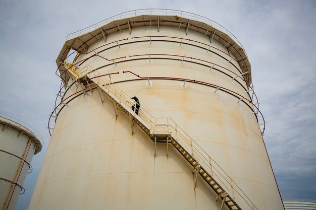 Man loopt de visuele tank voor inspectie van de trap op