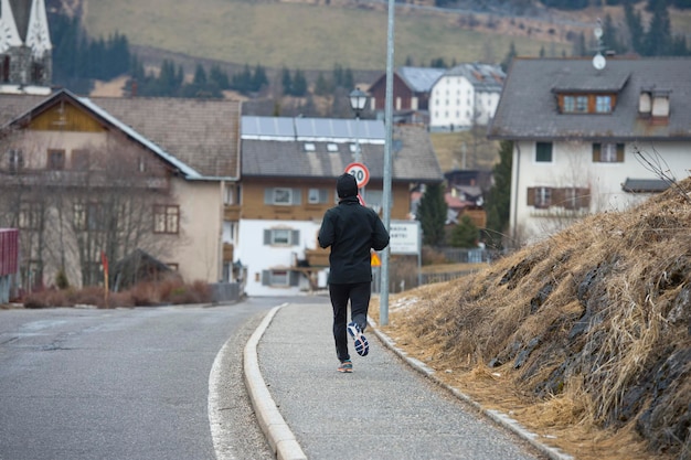 Man loopt in bergweg