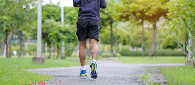 man loopt in het park buiten