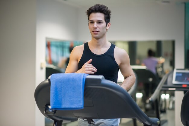 Man loopt op de loopband in een sportschool, cardio training training concept