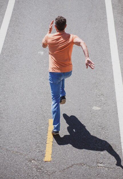 Man loopt op de weg actieve gezonde loper joggen buiten