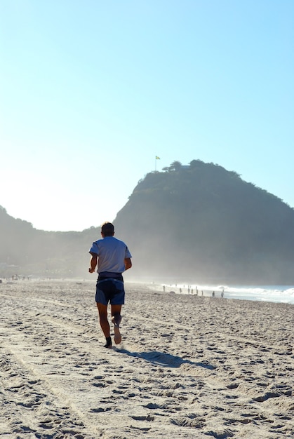 Man loopt op het strand van Copacabana