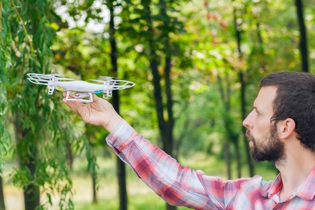 Man loopt quadrocopter in bos