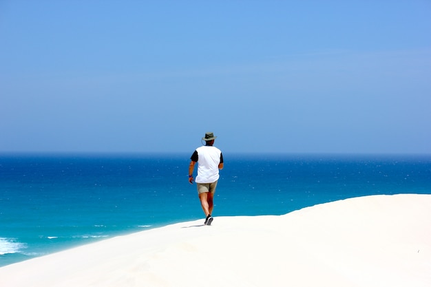 Foto man lopen door de duinen