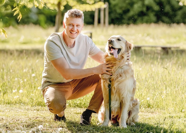 Man lopende golden retriever