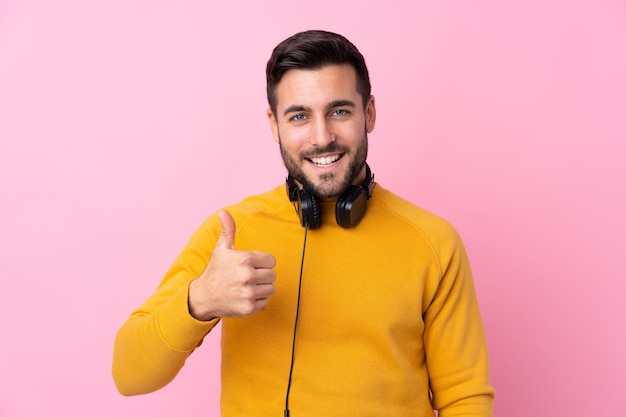 Man luisteren muziek over geïsoleerde muur