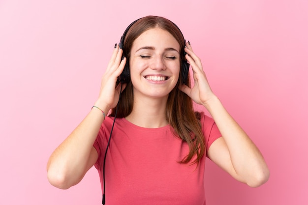 Man luisteren muziek over geïsoleerde muur