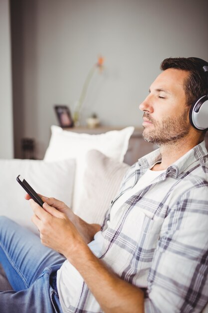 Man luisteren muziek terwijl mobiele telefoon