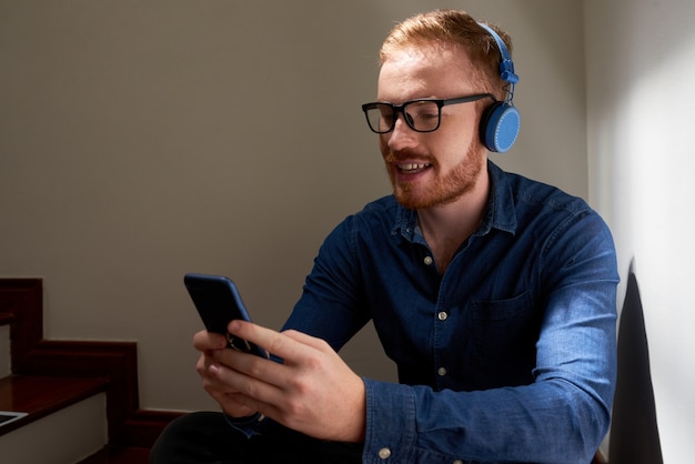 Man luisteren naar muziek op de telefoon