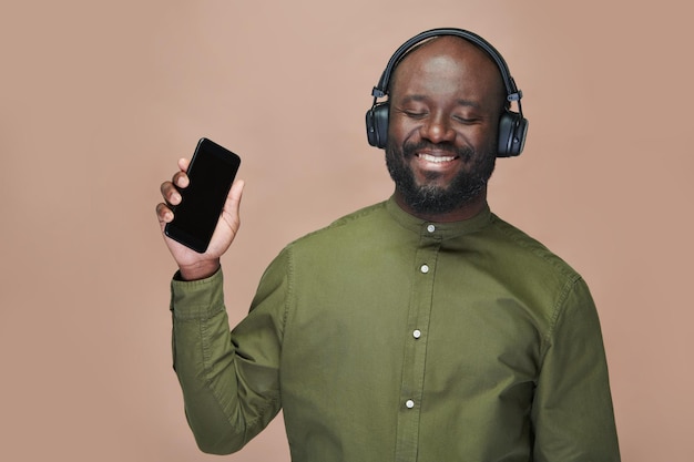 Man luisteren naar muziek op smartphone