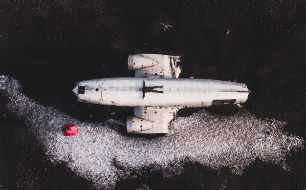 Photo man lying on abandoned plane