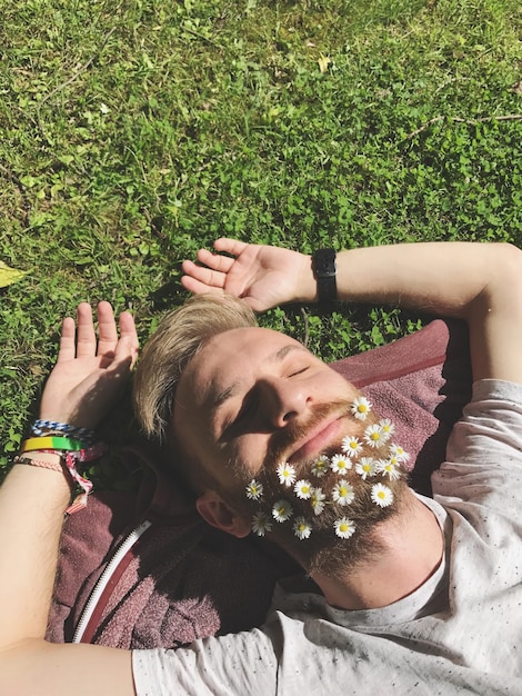 Photo man lying on grass