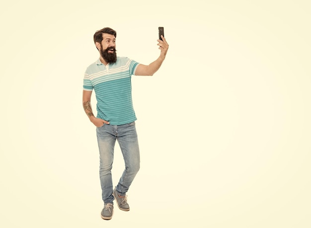 Foto man maak smartphone selfie op achtergrond kopieer ruimte foto van man maak smartphone selfie