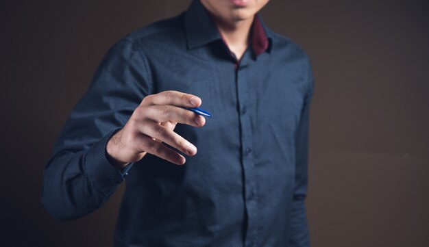 Foto man maakt aantekeningen op virtueel scherm op bruin oppervlak