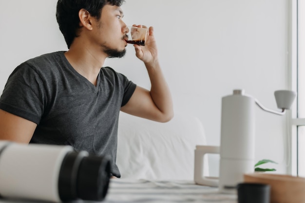 男は自分のフレンチプレスコーヒーを作って飲む