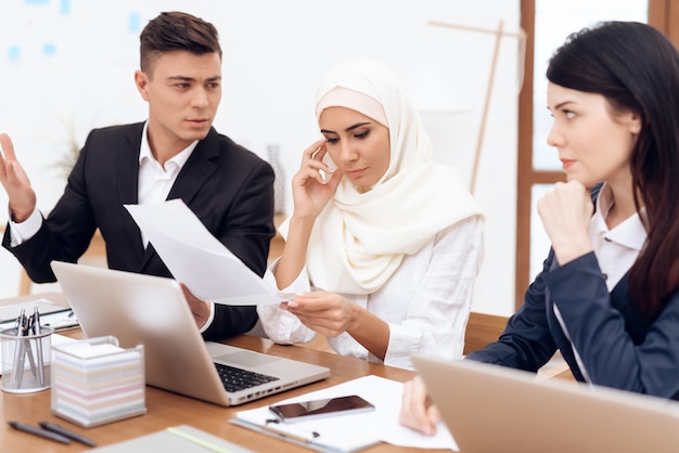 Photo a man makes a claim to a woman wearing a hijab