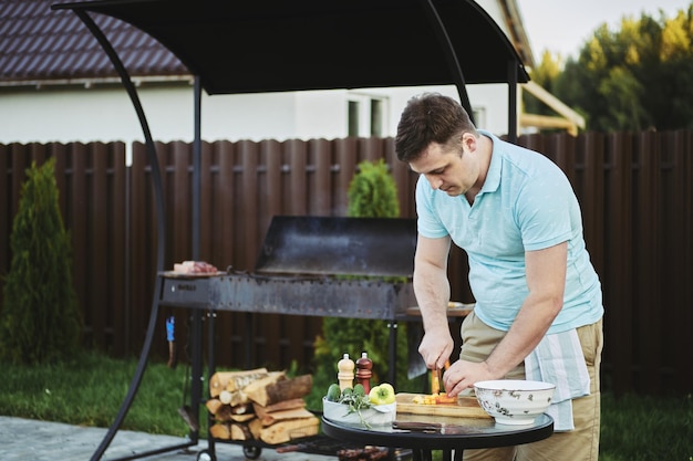 Photo man makes healthy food on backyard