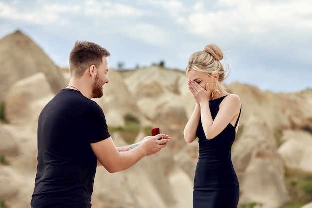 L'uomo fa una proposta di matrimonio alla sua ragazza