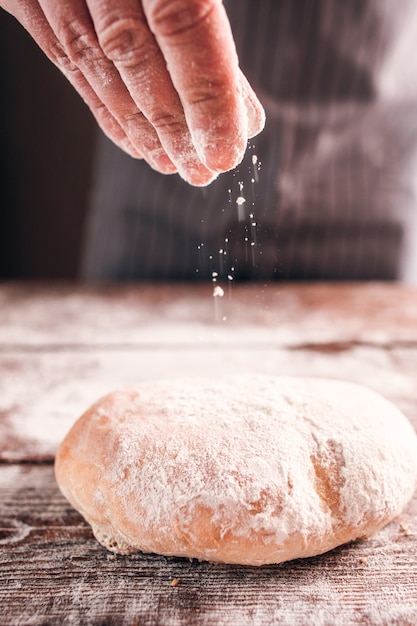 Uomo che fa il pane