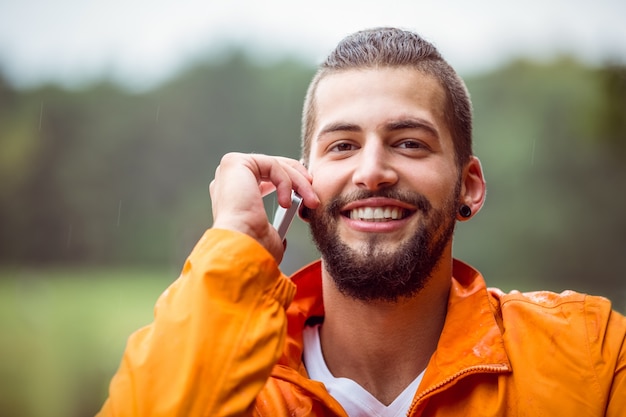 ハイキングで電話をする男