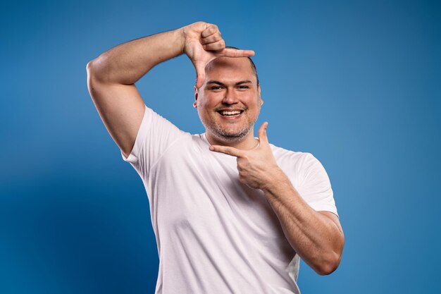 Photo man making a frame for his face with his fingers