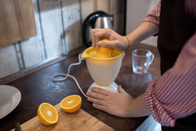 Photo man making orange juice