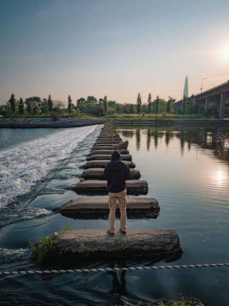 Человек делает фотографии в реке.