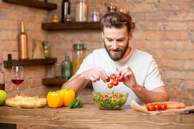 Foto uomo che produce insalata