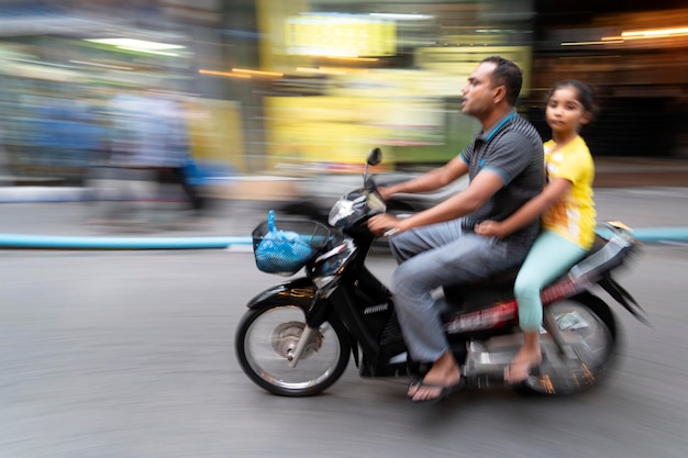 MAN, MALDIVEN - 16 FEBRUARI 2019 - Verkeer op straat vóór de avond bidtijd