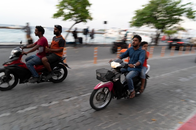 MAN, MALDIVEN - 16 FEBRUARI 2019 - Verkeer op straat vóór de avond bidtijd